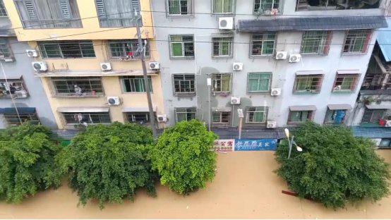 柳荷投资 贵州榕江受灾镇书记叮嘱记者：千万不要播出我流泪的画面