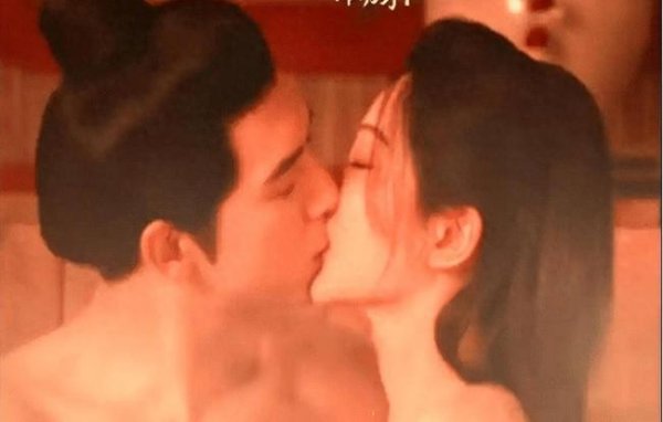 银泰证券 杨紫李现秋千吻亲了十次 真材实料引爆热搜
