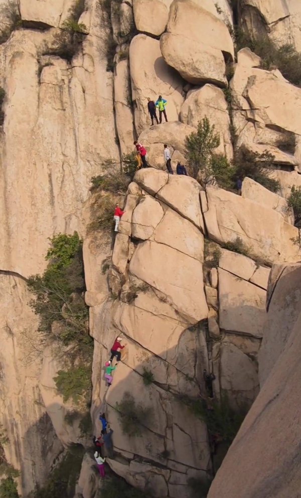 启点优配 凤凰岭多人徒手攀爬几近垂直大断崖，还要人收费当向导带团野爬，当地：将跟进调查